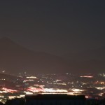 枕崎の夜を優しく照らす「電照菊ハウス群」